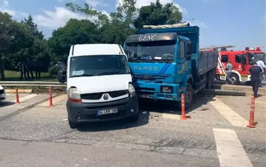 Tuzla'da kamyon yolcu minibüsüne çarptı, 3 kişi yaralandı