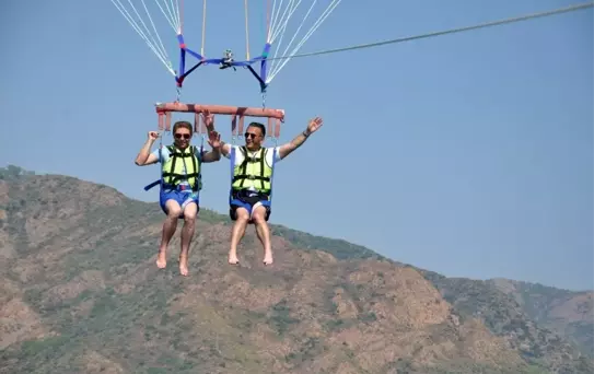 Engelliler vatandaşlar paraşütle uçmanın keyfini yaşadı