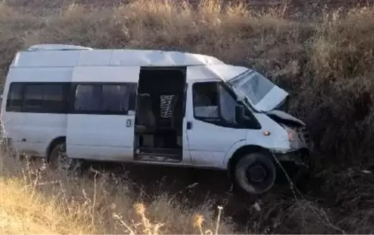 Minibüs şarampole devrildi: 2 yaralı