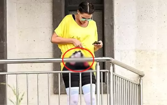 İngiliz manken Danielle Lloyd, estetik yaptırdığı kliniğin balkonunda karnındaki kan torbalarıyla dikkat çekti