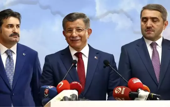 Ahmet Davuoğlu, eski BDP İstanbul Milletvekili Ufuk Uras ile görüştü