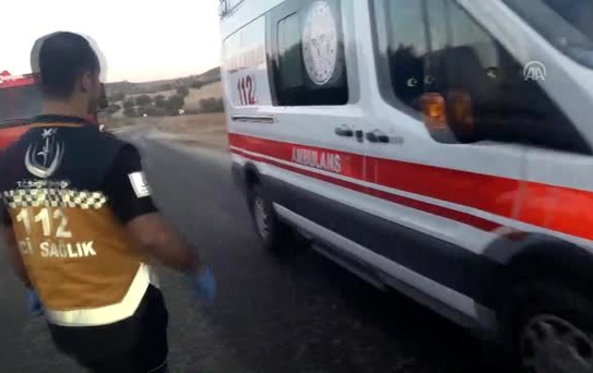 Motosikletle otomobil çarpıştı: 2 yaralı