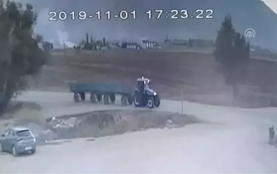 Elbistan'da otomobil ile traktör çarpıştı: 2 yaralı