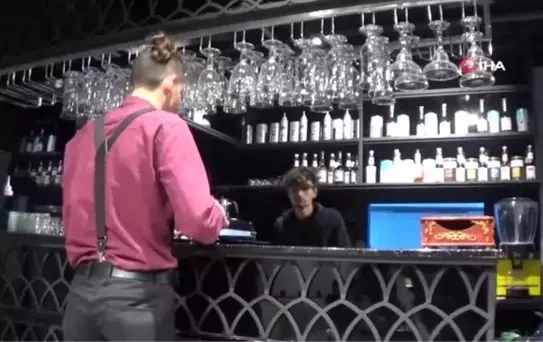 Bu kafede servisleri patenli garson yapıyor