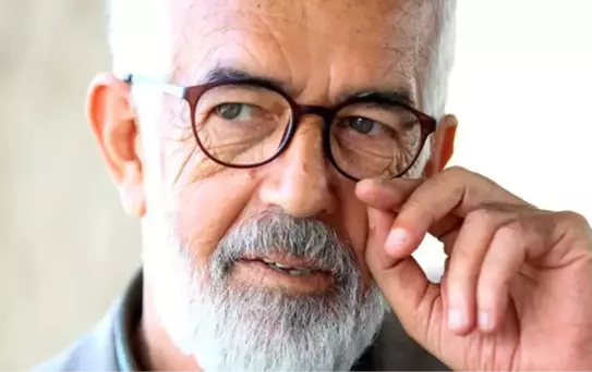 Gezegenler içinde küçücük bir gezegen ve onun üstünde küçücük canlılar.