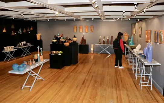 Eserleri toplumun her kesimiyle buluşturmak için sergiliyor