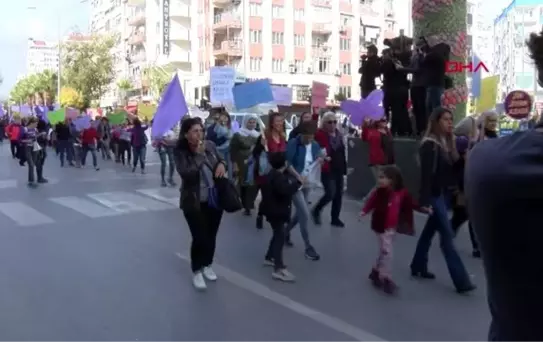 Antalya kadınlar şiddete karşı yürüdü