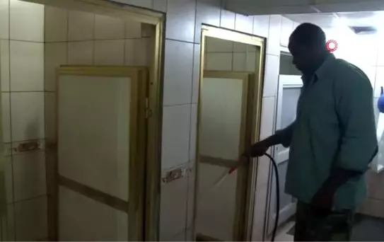 Yıllardır cami tuvaleti temizleyen Gineli Toure Türkiye'de çok mutlu