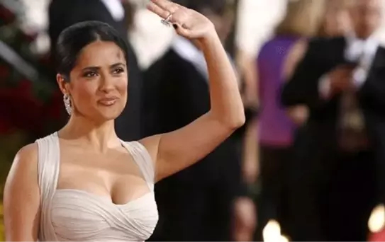 53 yaşındaki yıldız oyuncu Salma Hayek, kalça pozuyla nefes kesti
