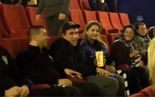Görme ve işitme engelliler gibi film izlediler