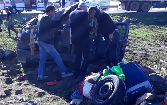 Şanlıurfa'da hafif ticari araç devrildi: 5 yaralı