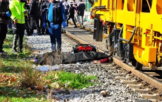 Raylara düşen kadın demir yolu bakım aracının altında can verdi