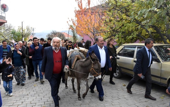 Kitaplar kütüphaneye eşekle getirildi