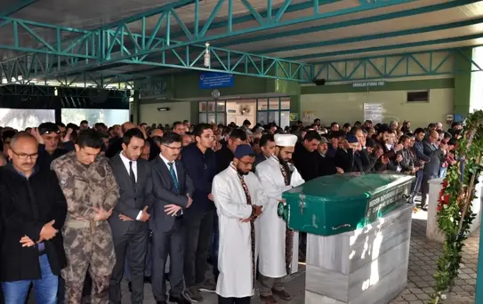 Tedavi gördüğü hastanede yaşamını yitiren öğretmenin cenazesi defnedildi