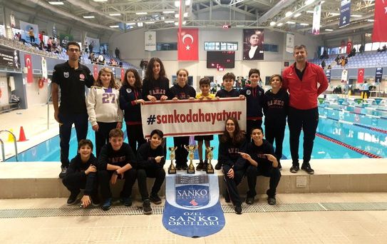 SANKOLU yüzücüler Kurtuluş Kupası için kulaç attı