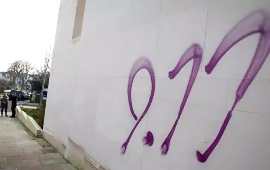 Londra'nın kuzeyinde dükkanların camlarına ve sokaklara Yahudi karşıtı graffitiler çizildi