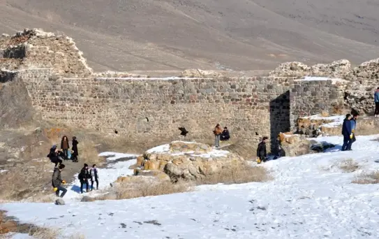 Öğrenciler, 'Temiz kale güzel Pasinler' sloganıyla Pasinler Kalesindeki çöpleri topladılar