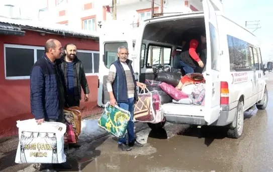 Harçlıklarıyla depremzedeler için battaniye aldı