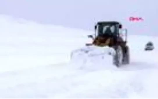 Ağrı sancısı olan hastaya iş makinesiyle yolu açıp ulaştılar