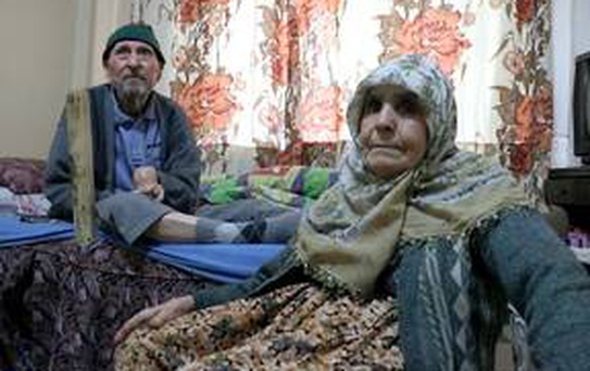 58 yıllık hayat arkadaşına 15 yıldır 'bebek' gibi bakıyor