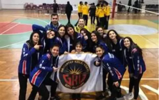 Gaziantep Kolej Vakfı Kız Voleybol Takımı Türkiye yarı finalinde