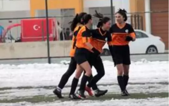 Kadınlar Futbol Ligi: Anadolu Yıldızları: 4 - Mezitli Mercanspor: 1