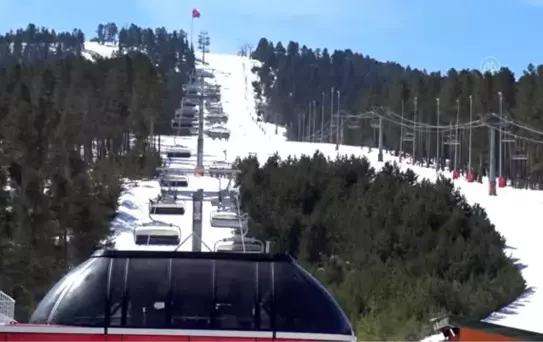 'Orhan dede' turistlere kayak öğretiyor