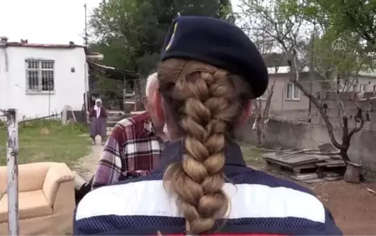 Jandarmanın ihtiyaçlarını karşıladığı asırlık çiftin duygusal anları