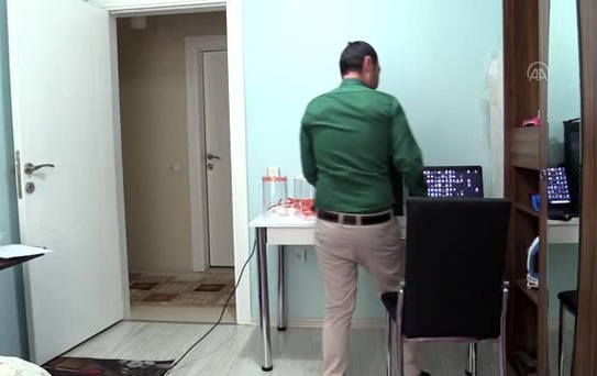 Öğretmenler sağlık çalışanları için evlerini atölyeye çevirdi