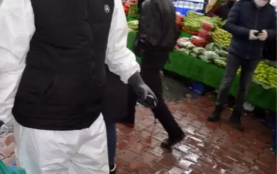 Oto boyarken kullandığı maske ve tulumla pazara geldi