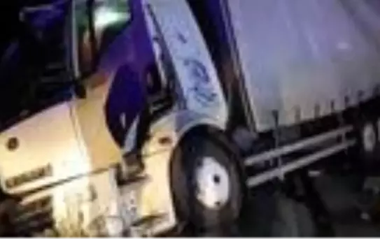 Kocaeli'de iki kargo kamyonu çarpıştı: 1 yaralı