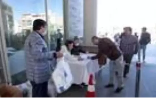 Berber ve kuaförlere hijyen paketi dağıtıldı