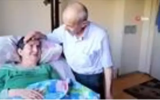 Aşkıyla herkese örnek oluyor... Vefalı koca, yatağa bağımlı 43 yıllık eşine ilk günkü aşkla bakıyor