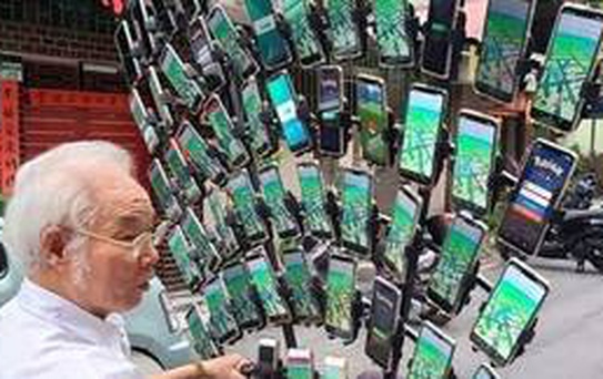 64 Telefonla Pokemon Go Oynamak! Çılgın Dede Sokaklarda