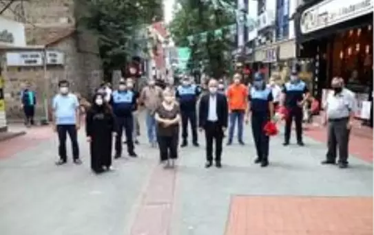 İzmit Zabıtası'ndan esnafa karanfil