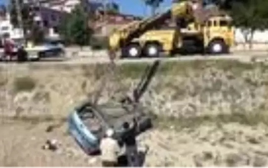 Otomobil kanala devrildi: 2 yaralı