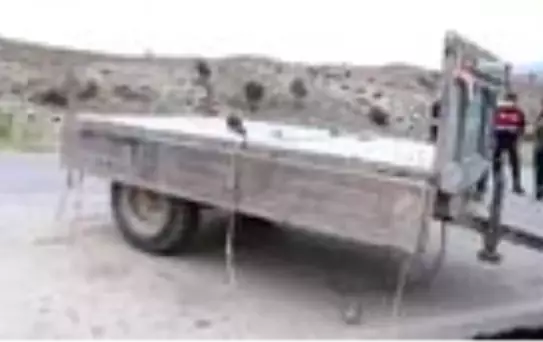 Traktör şarampole devrildi: 1'i çocuk 4 yaralı