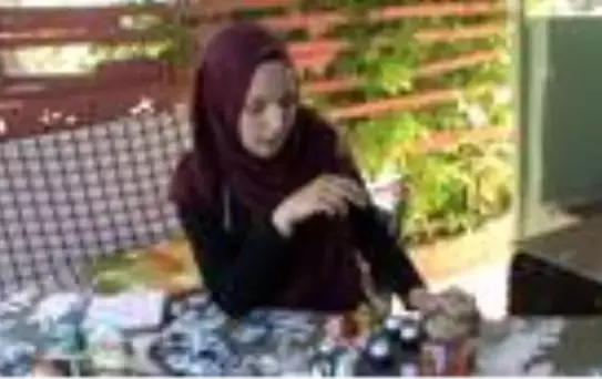 Lise öğrencisi dereden topladığı taşlara manzara resimleri çiziyor