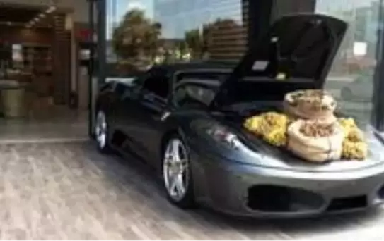 Ferrari bagajında ceviz satışı