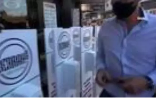 İş adamı, 50 okula sensörlü dezenfektan hibe etti