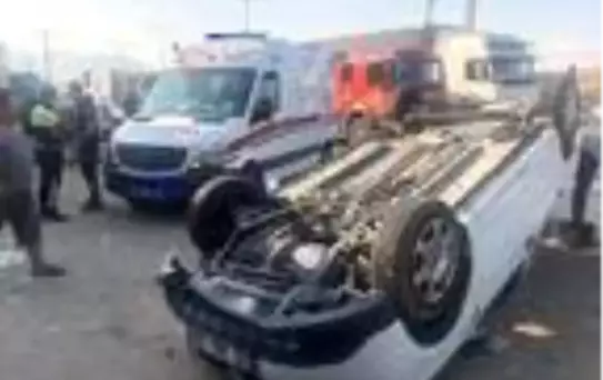 Kamyonete çarpmamak için direksiyonu kırdı, takla atan otomobilde yaralandı