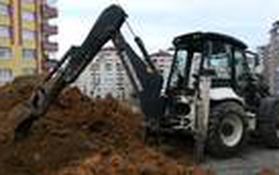 Kanalizasyon çalışması sırasında toprak yığını altında kalan işçi kurtarıldı