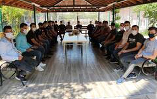 Hataylı gençlerden itfaiyecilere pastalı sloganlı sürpriz