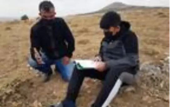 İbrahim'in eğitim azmi; 1 kilometre yürüyüp, internetin çektiği tepeye çıkıyor