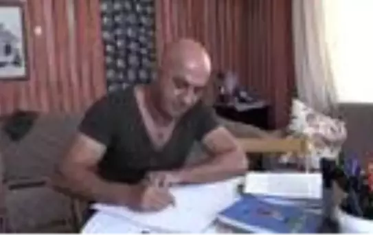 Çizdiği karikatürlerle çocukların dünyasını renklendiriyor