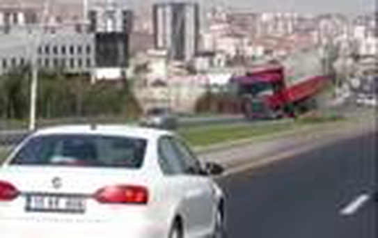 Son dakika haberleri | Freni boşalan kamyonun trafikte 2 kilometre geri gitmesi kamerada