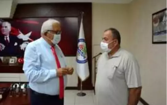 Posbıyık emekli olan Belediye işçisine altın hediye etti