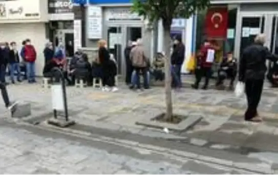 Satışa çıkan evler için bir gün önceden banka önünde kuyruğa girdiler