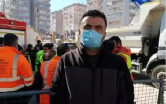 Saglık memuru nöbete gitmek için hazırlanırken depreme yakalandı