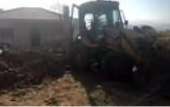 Odun toplamak isterken kepçenin altında kalıp, yaşamını yitirdi